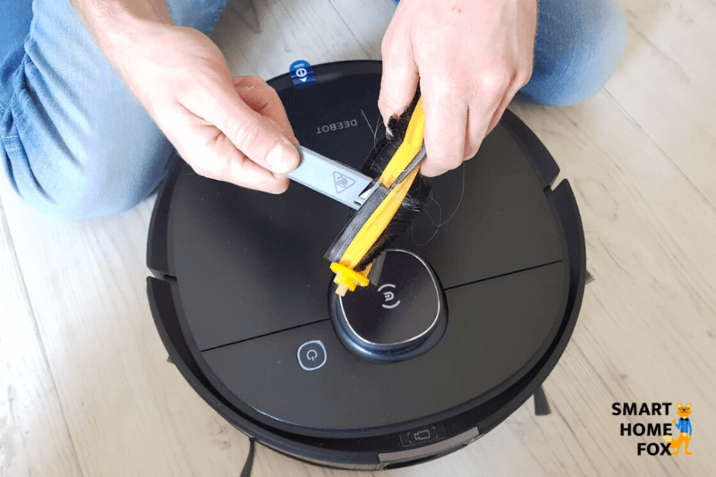 С помощью инструмента для очистки волосы удаляются с главной щетки OZMO T8 AIVI